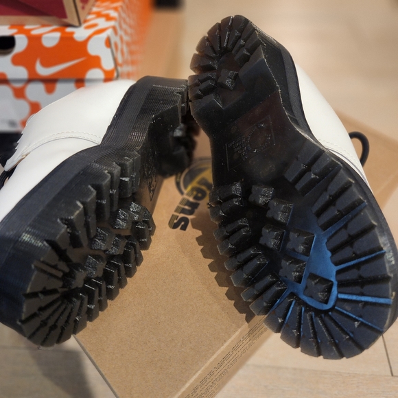 Dr. Martens Platform Smooth leather Shoes. NEW WITH ORIGINAL BOX!! - Picture 6 of 7